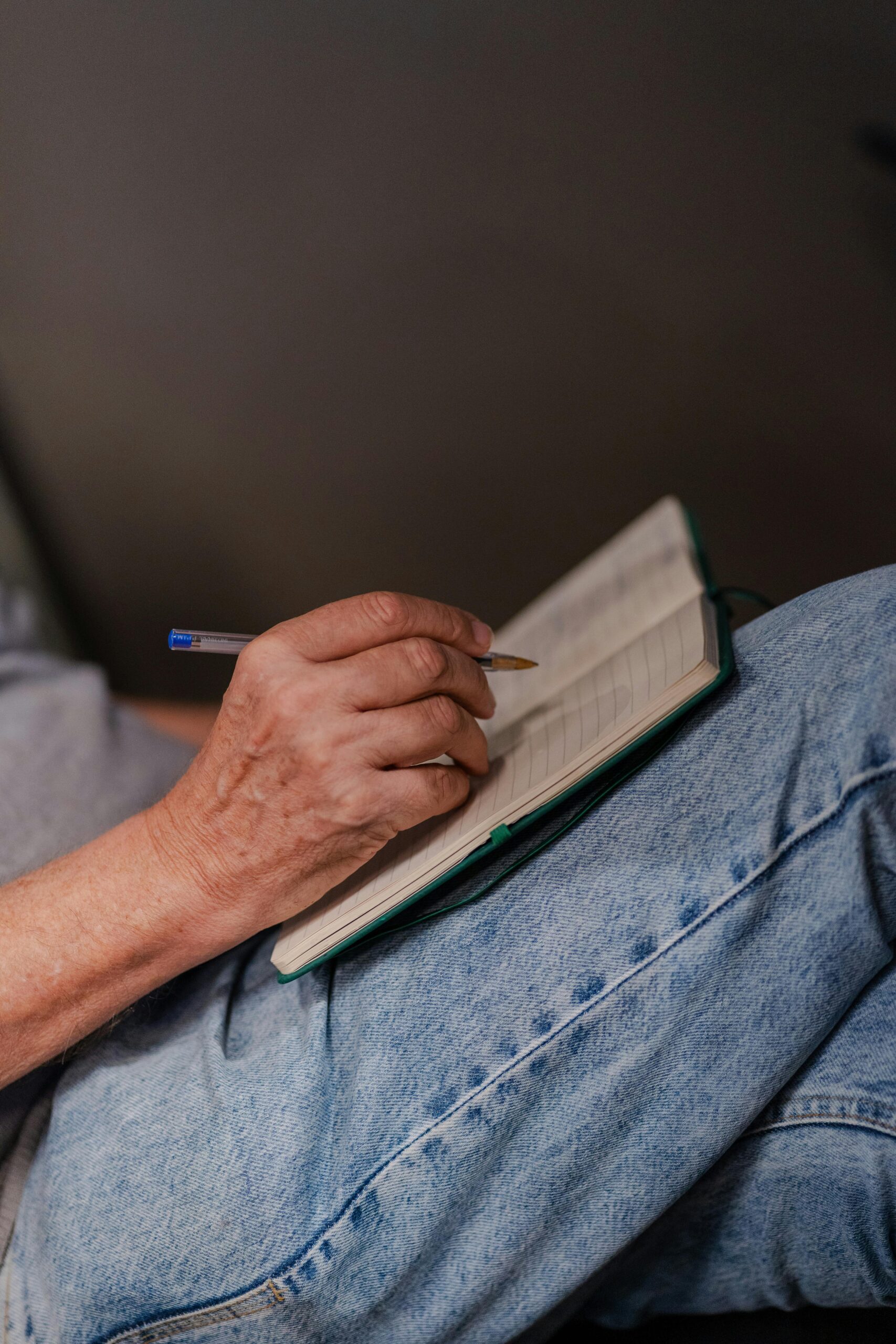 노트에 메모하는 사람 이미지